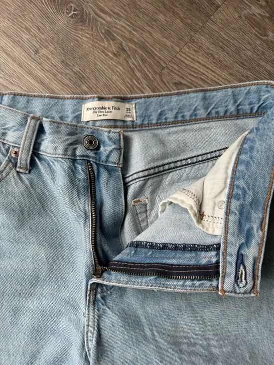 Abercrombie Low Rise Ultra Loose Jeans - Picture 7 of 8